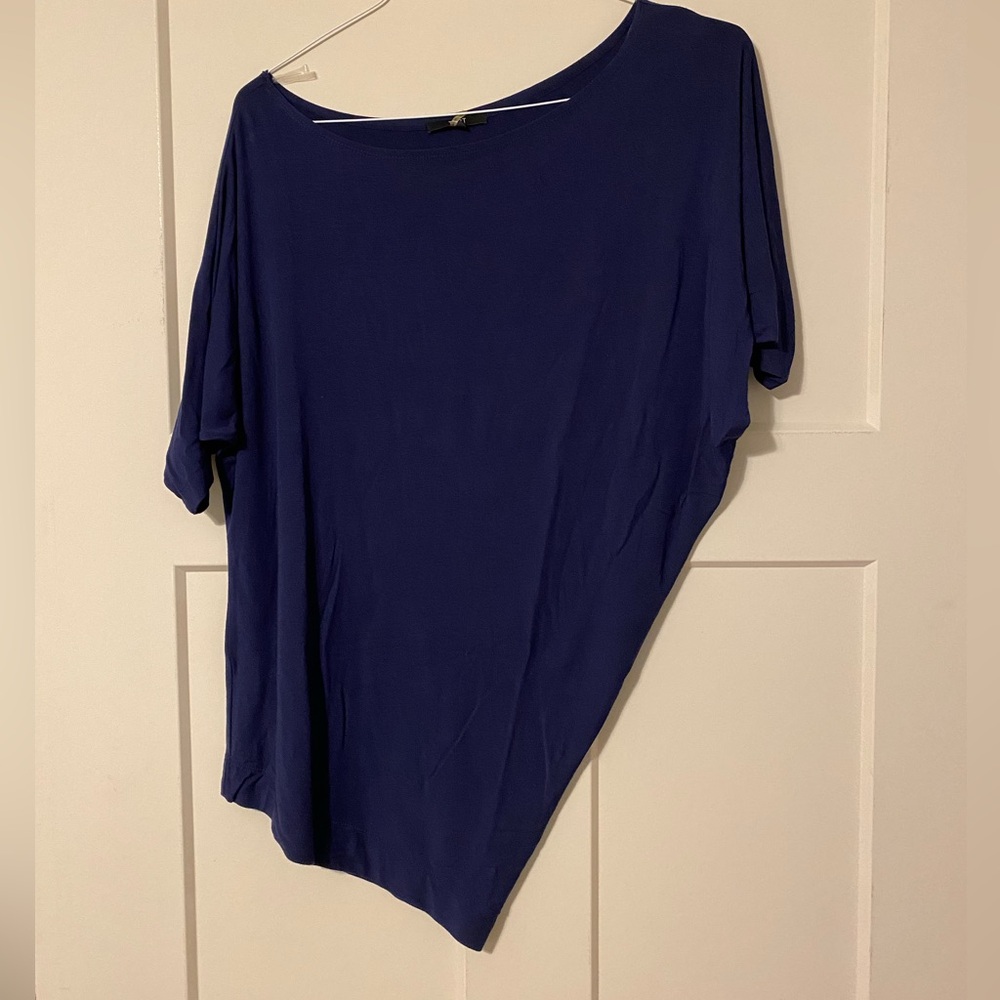 Tarte. Womens navy, off shoulder top. Size small.